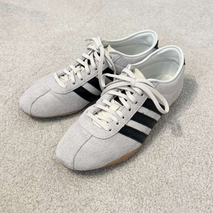 adidas Originals トーキョー/ Tokyo Off White / Core Black / Gold Metallicカラーのスニーカーを並べて撮影した画像