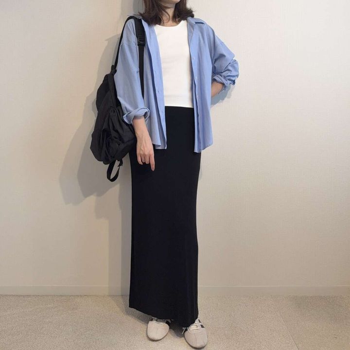 adidas Originals トーキョー/ Tokyoにブルーシャツと黒タイトスカートを合わせたコーディネート