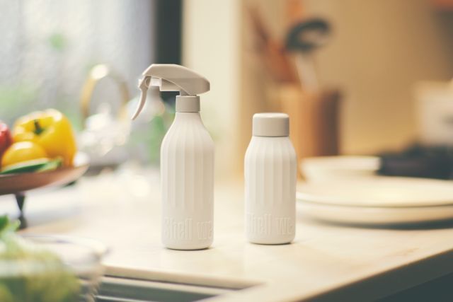 Shell we clean?の台所・住居用クリーナーと野菜ウォッシュパウダーをキッチンカウンターに並べたスタイリング写真