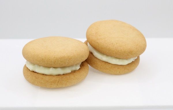 塩味とホワイトチョコの甘さがクセになる「塩ちんすこうサンド」発売！見た目も可愛い