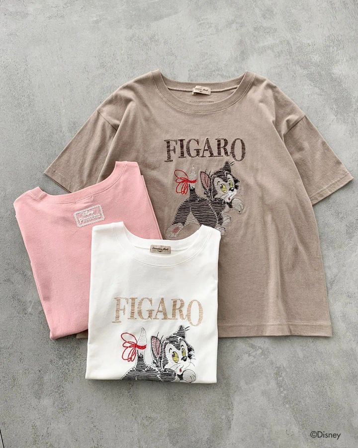 黒猫フィガロのグラフィックプリントが入ったFIGARO半袖Tシャツ3色（ベージュ・ピンク・ホワイト）を重ねて並べた商品ショット