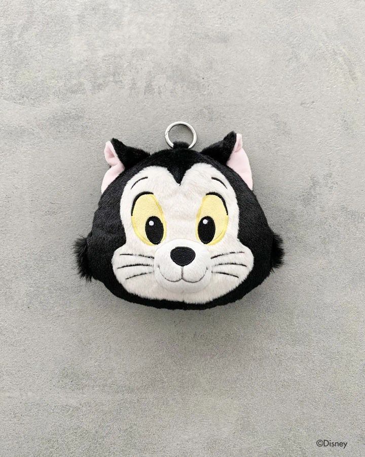 ディズニー『ピノキオ』コラボの黒猫フィガロ顔型ぬいぐるみコインポーチ。黒×白のファー素材でフィガロの顔を立体的に再現し、リング付きの小物入れ
