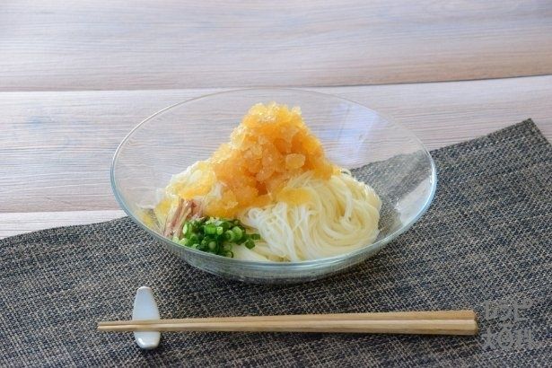 冷凍庫で冷やした「氷みぞれつゆ」をかけるだけで完成する「氷点下そうめん」
