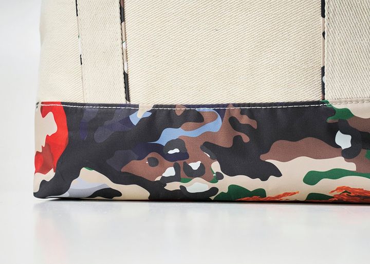 ハンドルと底の部分に新作HYBRID CAMOパターンを採用
