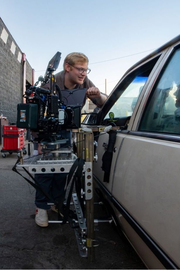 【写真を見る】ジェイソン・ブラムも絶賛！YouTube出身のカリー・バーカー監督 [c]2026 Focus Features LLC.