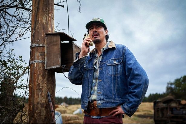 チョ・インソンが、謎の生命体を追う猟師のソンギを演じる [c]2026 PLUS M ENTERTAINMENT, FORGED FILMS CO LTD, AND NA HONG-JIN. ALL RIGHTS RESERVED.