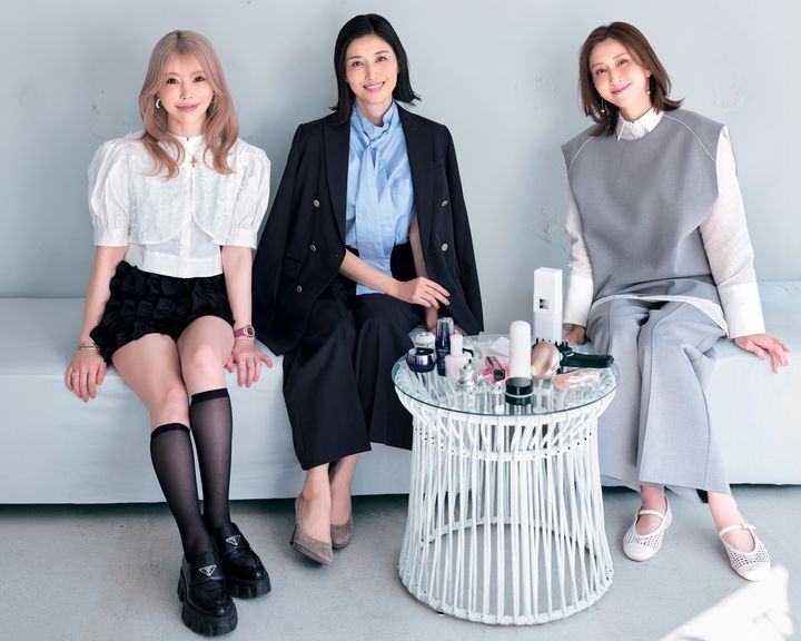 左から,住谷杏奈,橋本マナミ,渡香奈