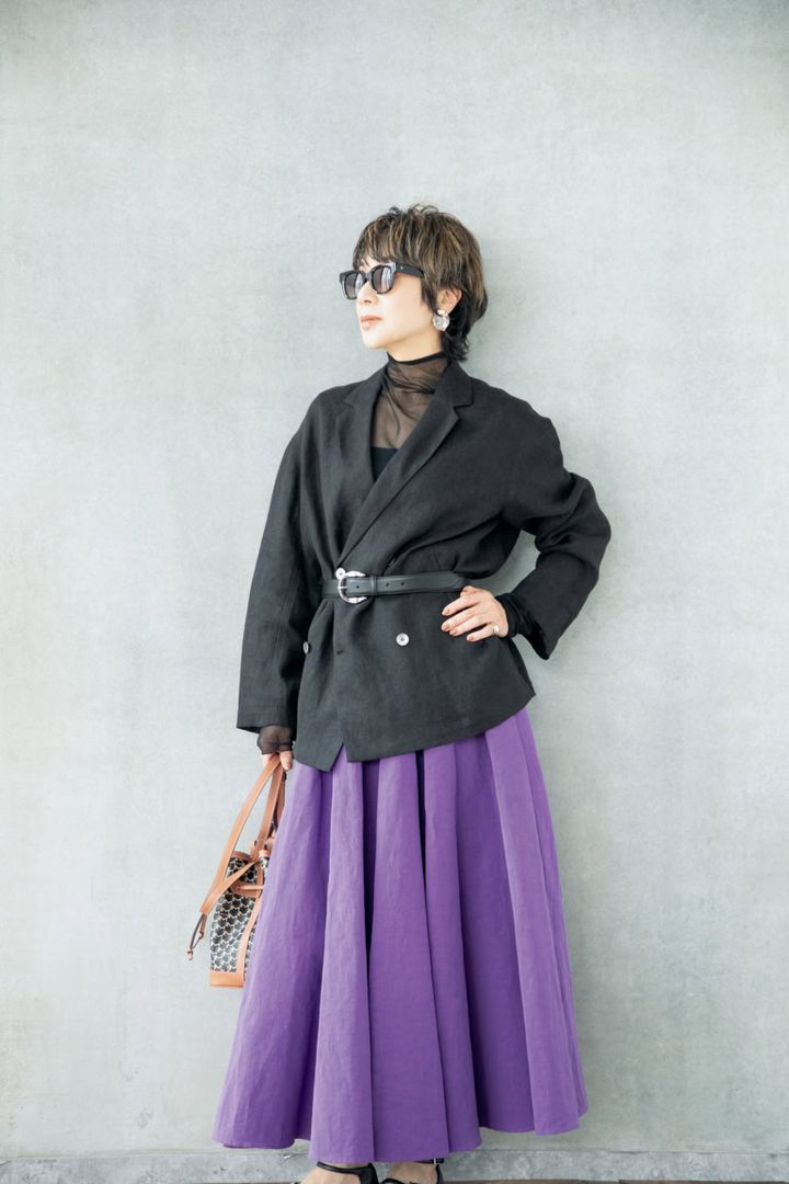 ジャケット¥39,600／エリオポール（エリオポール代官山）、カットソー¥19,800／ヌエ バイ ニアーニッポン（ニアー）、スカート¥55,000 ／ オブリオ、ベルト¥42,900／J＆М デヴィッドソン（J＆М デヴィッドソン カスタマーセンター）、バッグ¥272,800／モワナ（モワナ 伊勢丹新宿店）、靴¥185,900/ピエール アルディ（ピエール アルディ 東京）、サングラス¥49,500／プロポ（プロポデザイン）、ピアス¥34,100、リング¥34,650／ともにプリュイ（プリュイ トウキョウ）