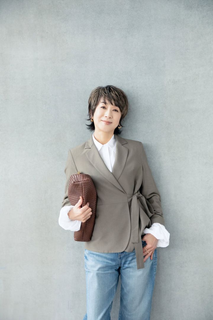 ジャケット¥121,000／リアルト クアラントット、シャツ¥74,800／ドロシー シューマッハ（ともにサン・フレール）、デニム¥25,300／レッドカード トーキョー（ゲストリスト）、バッグ¥99,000／トラモンターノ（ピモンテ）、ピアス¥39,600／リューク、人さし指のリング¥70,400、中指のリング¥27,500／ともにプラウ