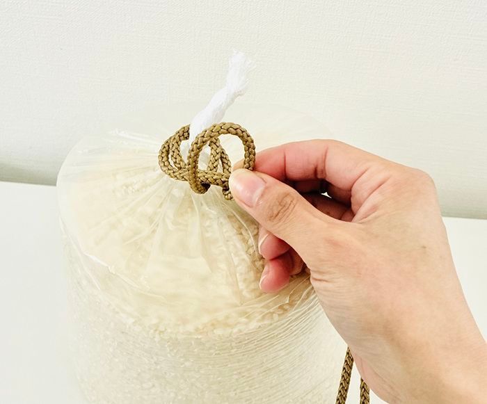 袋の口が短くて結びにくい…そんな時は『紐1本』あれば解決！手品みたいな方法でちゃんと口が結べるんです♪