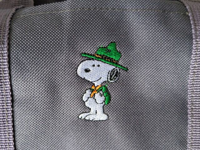 ミニボストンバッグの登山スタイルスヌーピー刺繍アップ。グリーンの帽子をかぶったスヌーピーが刺繍されている
