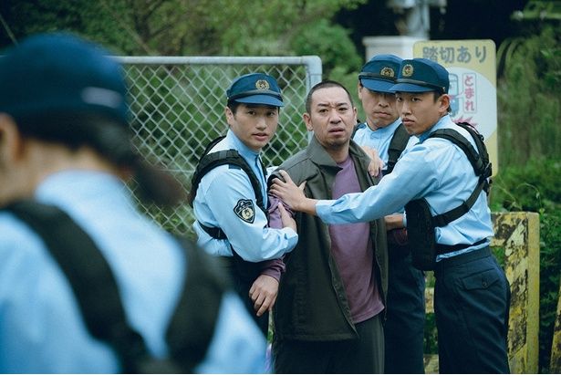  健介のある行動が原因で警察沙汰に発展 [c]2026フジテレビジョン・ギャガ・東宝・AOI Pro.