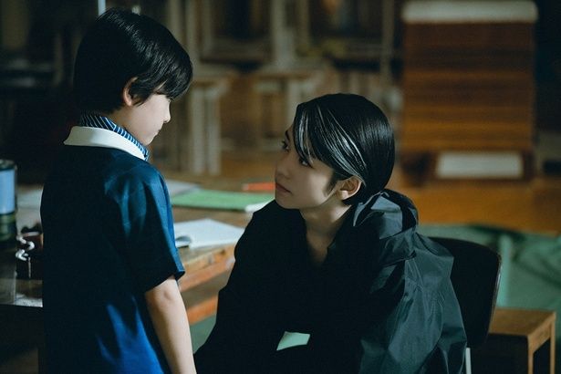 ヒューマノイドの翔に謎の少年が近づく [c]2026フジテレビジョン・ギャガ・東宝・AOI Pro.