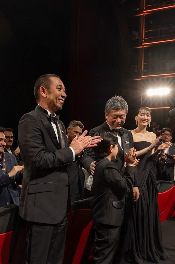 カンヌ国際映画祭での公式上映後にスタンディングオベーションを浴びる是枝監督とキャスト [c]KAZUKO WAKAYAMA