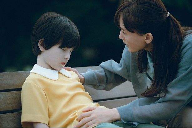 突然バッテリーが切れてしまうヒューマノイドの翔 [c]2026フジテレビジョン・ギャガ・東宝・AOI Pro.