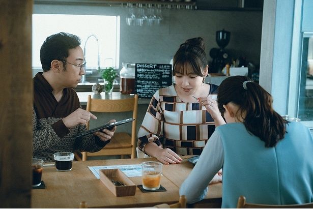 角田晃広と野呂佳代は建築家の音々に依頼をする夫婦役で出演 [c]2026フジテレビジョン・ギャガ・東宝・AOI Pro.