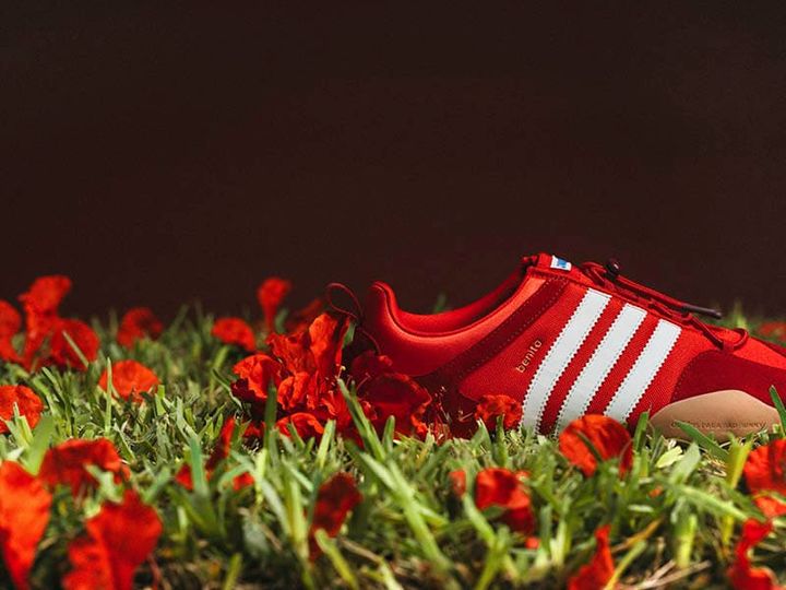 adidas Bad Bunny「Ballerina」ビビッドレッドカラーは、adidasが展開するワールドカップキャンペーンの一環として登場。サッカー界の一大イベントを取り巻くカルチャーのエネルギーとともに、さらなる注目を集めそうな一足となっている。
