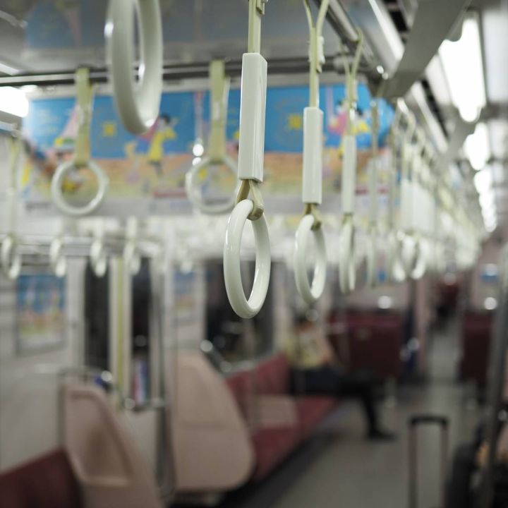 夜の電車／車内
