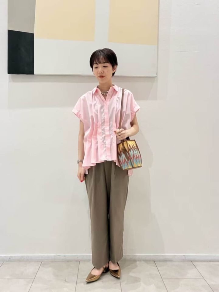 おしゃれに見せるダーツのデザインが、気になるウエストまわりをカバーしてくれます 出典：WEAR