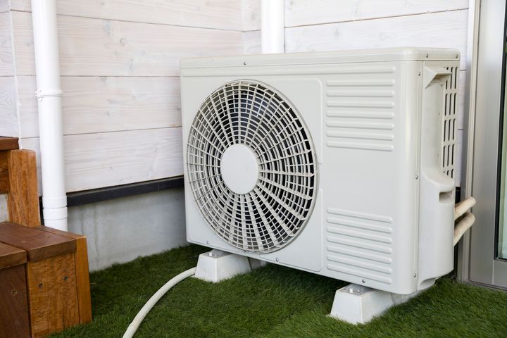 エアコンの室外機の周辺に物を置いてはいけない理由とは？