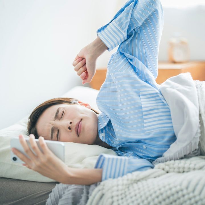 【iPhone】隣で寝ている人を起こさない。“音を出さない”アラーム設定「知らなかった」