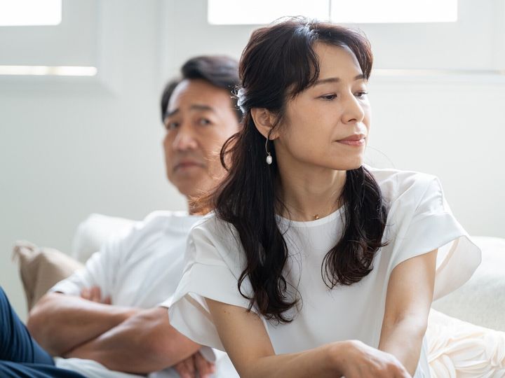息子が大学進学し、家を出てからひどく落ち込み、やたらと文句ばかり言うようになった妻。娘は更年期のせいかもしれないというが、何か満たされないものがあるのだろうか。帰宅してもニコリともしない妻の態度に家族は困惑するしかない。※画像：PIXTA