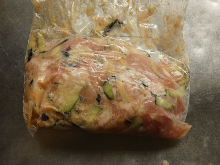 おかずにもおつまみにもピッタリ！「豚肉とナスの春巻き」