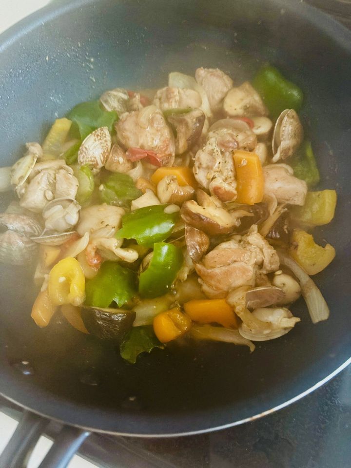 さっぱり美味しい「あさり、鶏もも肉、パプリカ、キノコのレモンペッパー炒め」
