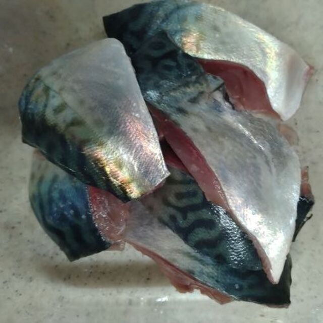 サバを一口大に切る