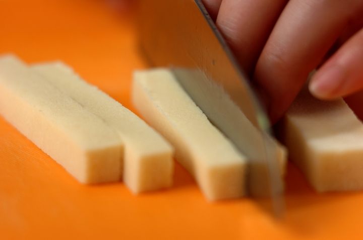 高野豆腐とキャベツの卵炒めの下準備1