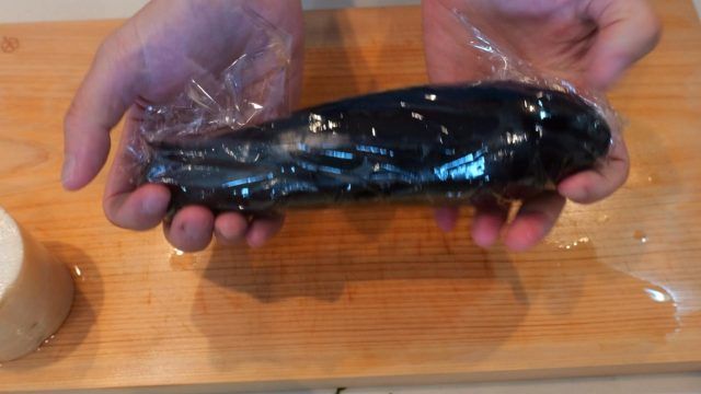 ラップで包んだ茄子