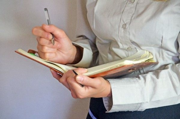 手帳を書く女性