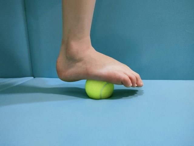 テニスボールで足裏ほぐし