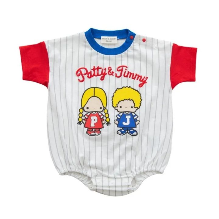 Patty&Jimmyプリントの白地ストライプ半袖ボディスーツ、青いネックライン・赤い袖口・前面に2キャラクターのカラープリントとロゴ文字・股スナップボタン付き