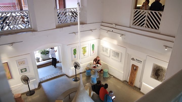 〈Lila Art Cafe〉の内観