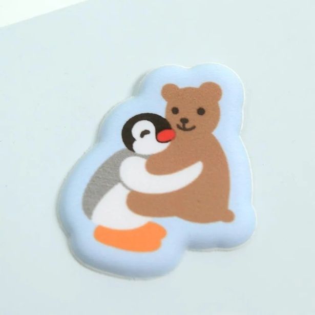 ピンガとクマのぬいぐるみが寄り添うシーン