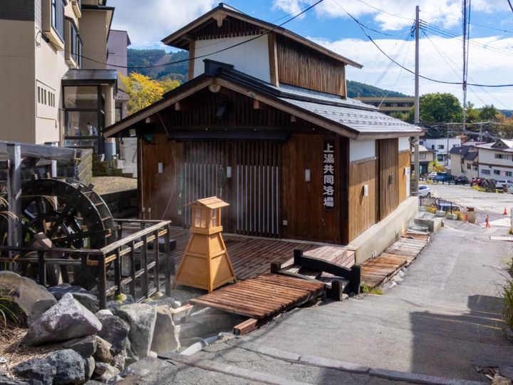 開湯1900年の歴史を誇る山形県の蔵王温泉は、日本屈指の古湯として知られる名湯です。強力な殺菌作用を持つとされる強酸性の硫黄泉は美肌の湯として評判。冬の樹氷やスキー、夏の御釜巡りなど、四季を通じて大自然の絶景と名湯を堪能できる一大リゾートです。