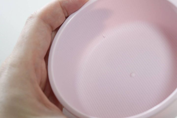 ダイソーの2段ランチボックス 丸形 ミニフォーク付 Bは凹凸付きで米粒がこびりつきにくい