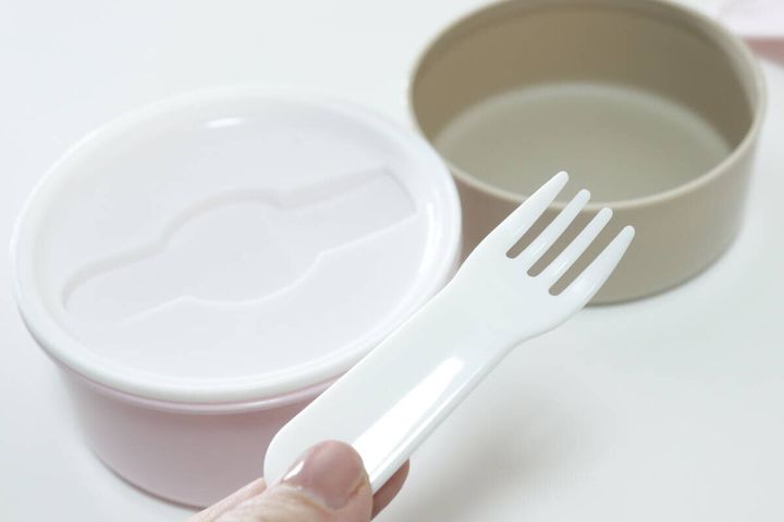 ダイソーの2段ランチボックス 丸形 ミニフォーク付 Bの内蓋に付いているミニフォーク