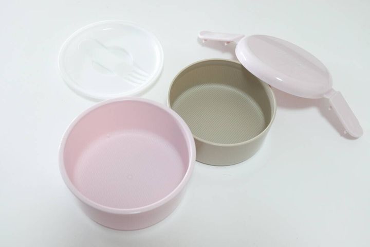 ダイソーの2段ランチボックス 丸形 ミニフォーク付 Bを展開した状態