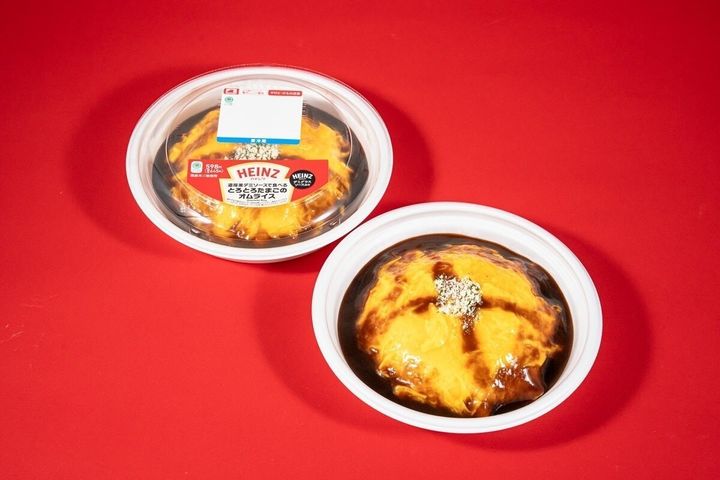 ファミリーマートの濃厚黒デミソースで食べる とろとろたまごのオムライスのビジュアル