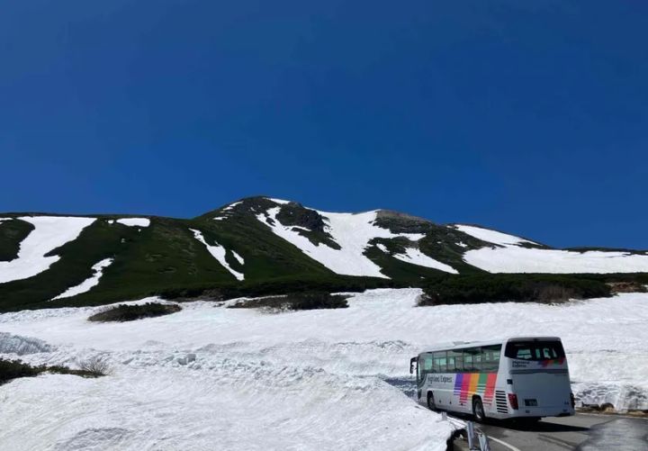 標高2,600mの残雪地帯へ