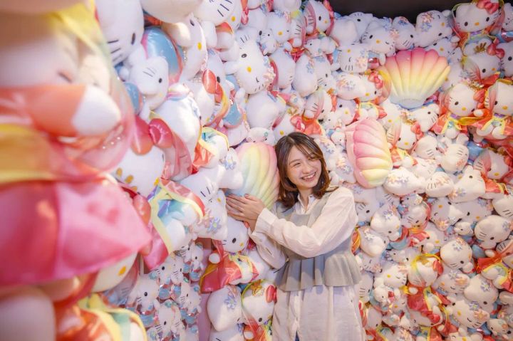 HELLO KITTY SMILEのOTOHIME ROOMで乙姫・人魚姿のハローキティのぬいぐるみに囲まれたフォトスポット