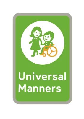 ユニバーサルマナーの資格・認定を示す緑地の公式ロゴマーク。車いすの人物とサポートする人物のイラストが中央に描かれ、「Universal Manners」の文字が入った縦長カード型デザイン