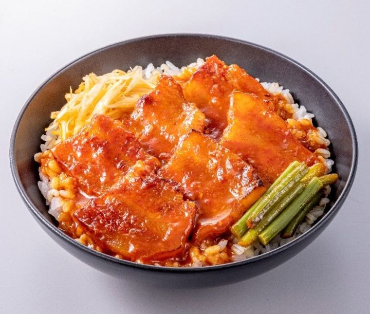 「旨辛コチュジャン サムギョプサル丼（もち麦）」（税込 670円） ※消費税は8％計算 width=
