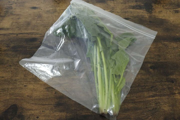 ダイソーの鮮度保持袋にほうれん草を入れた状態