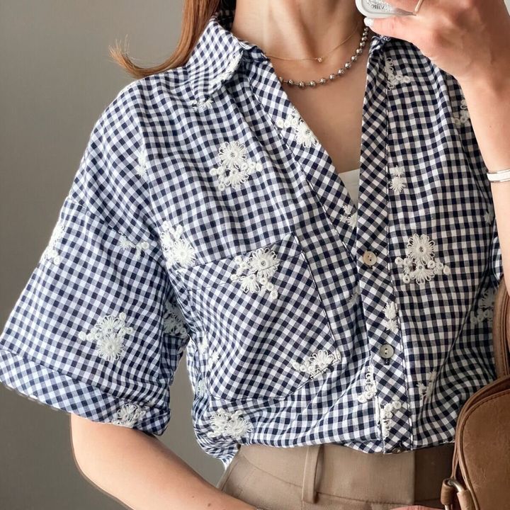 ZARA 刺繍チェックシャツ 花刺繍とVネックのディテールアップ