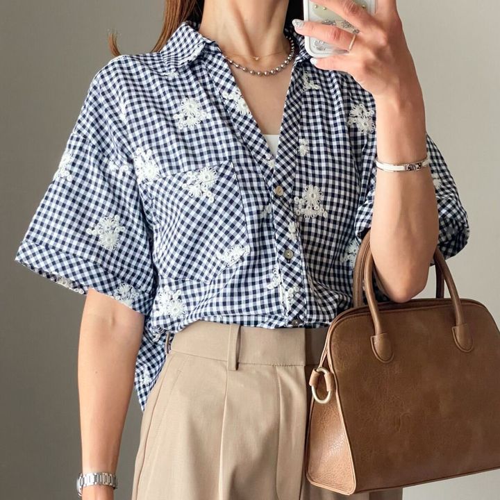 ZARA 刺繍チェックシャツ ネイビーブルー/ホワイトを着用した女性