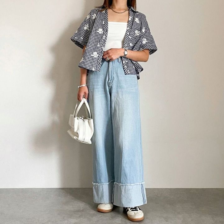 ZARA 刺繍チェックシャツ デニムワイドパンツの羽織りカジュアルコーデ