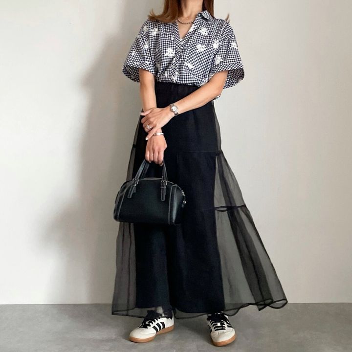 ZARA 刺繍チェックシャツ ブラックチュールスカート×スニーカーの甘辛コーデ